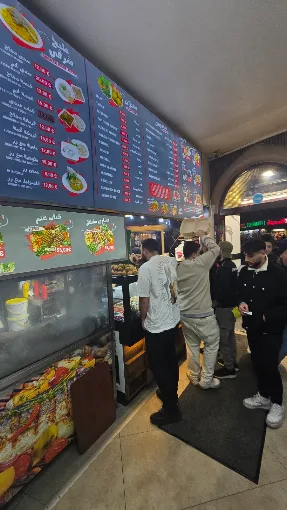 الطلب عند الكاونتر وقائمة الطعام المضيئة — مطعم ومشاوي الفيصل برلين